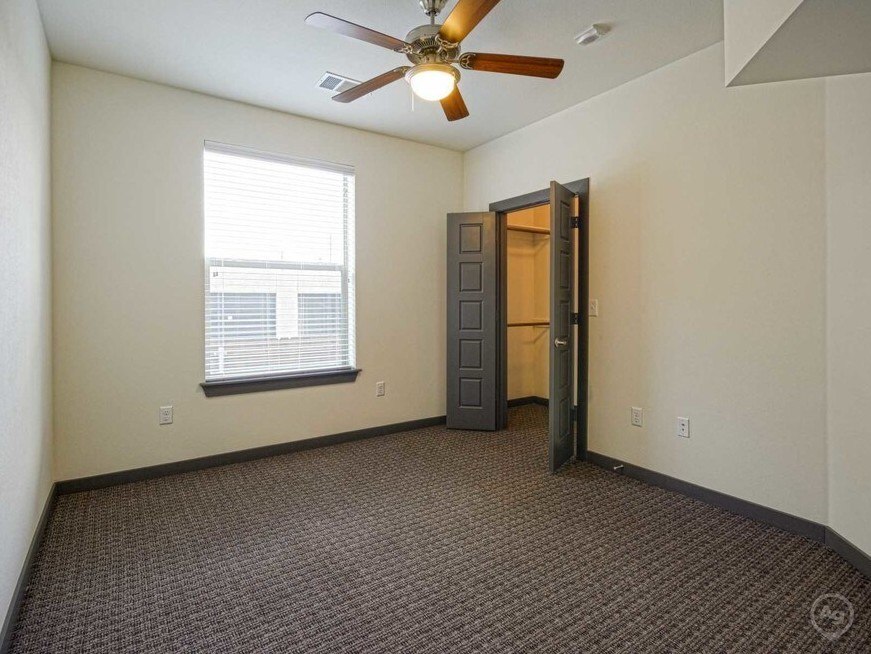 Room with ceiling fan at SEVEN TWELVE LOFTS Apartments, Texas, 76201